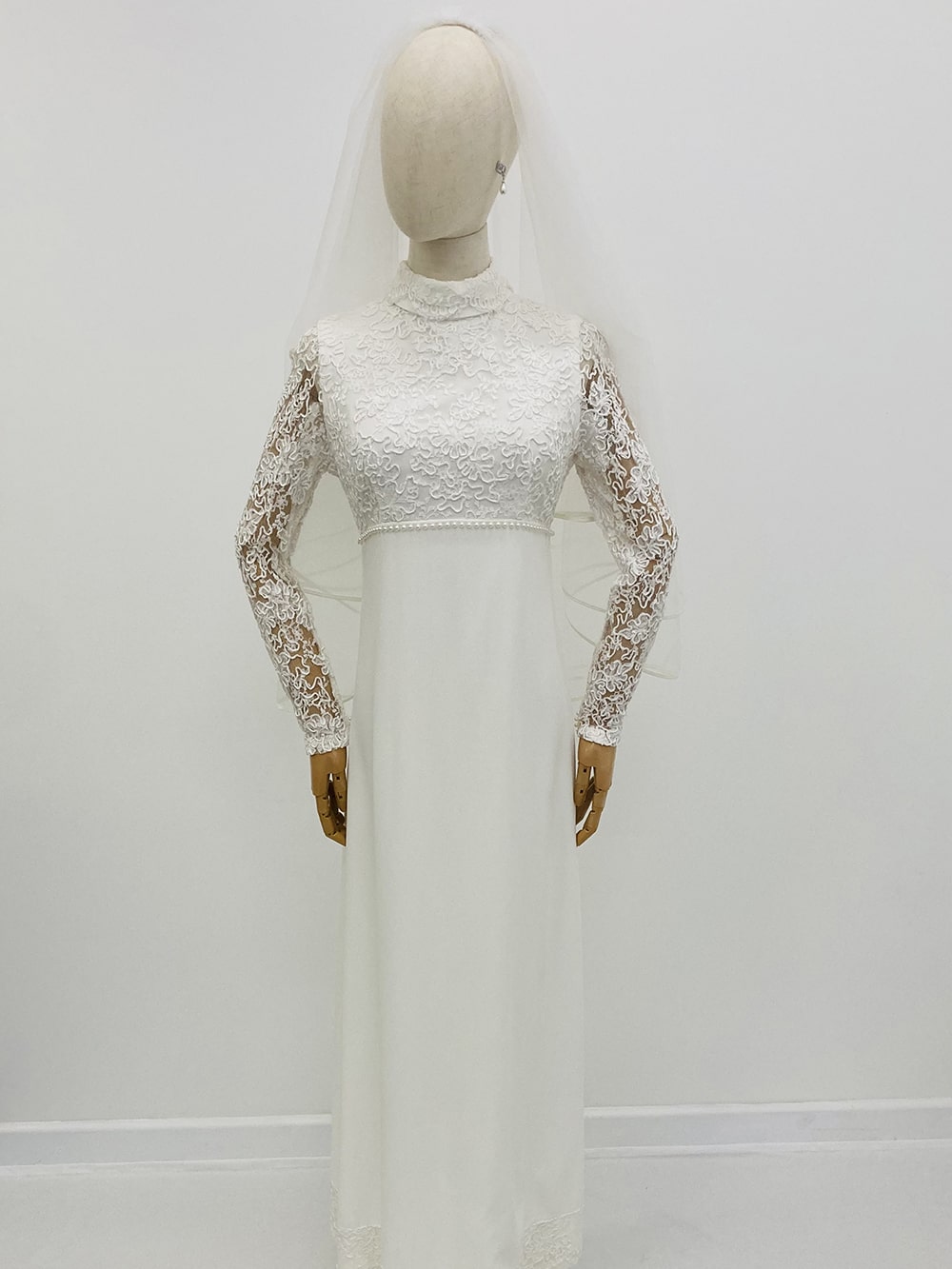 Vintage 1970’s Lace & Pearl Bridal Gown