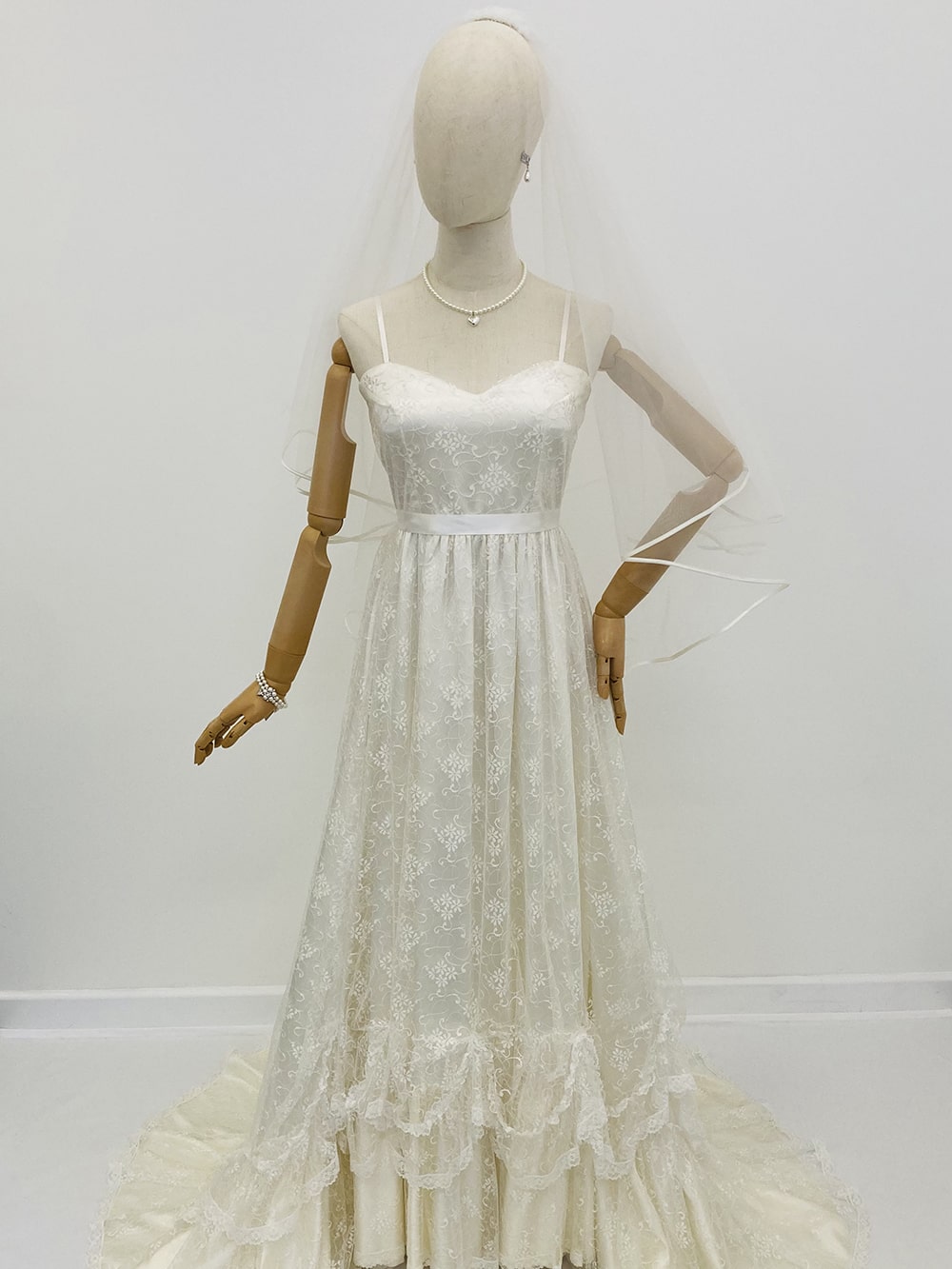 Vintage-Sweetheart-Lace-Bridal-Gown